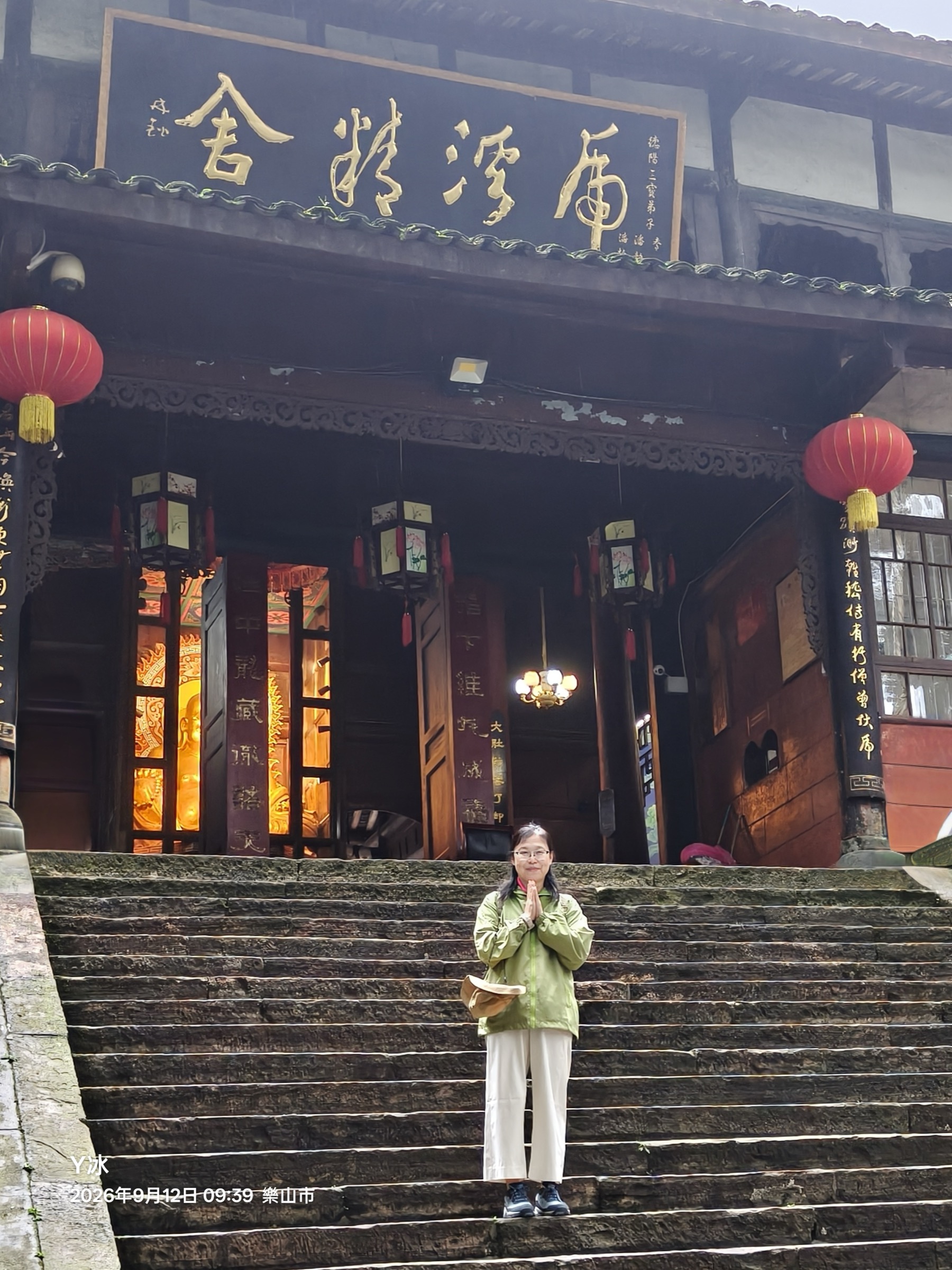 殿內祈福