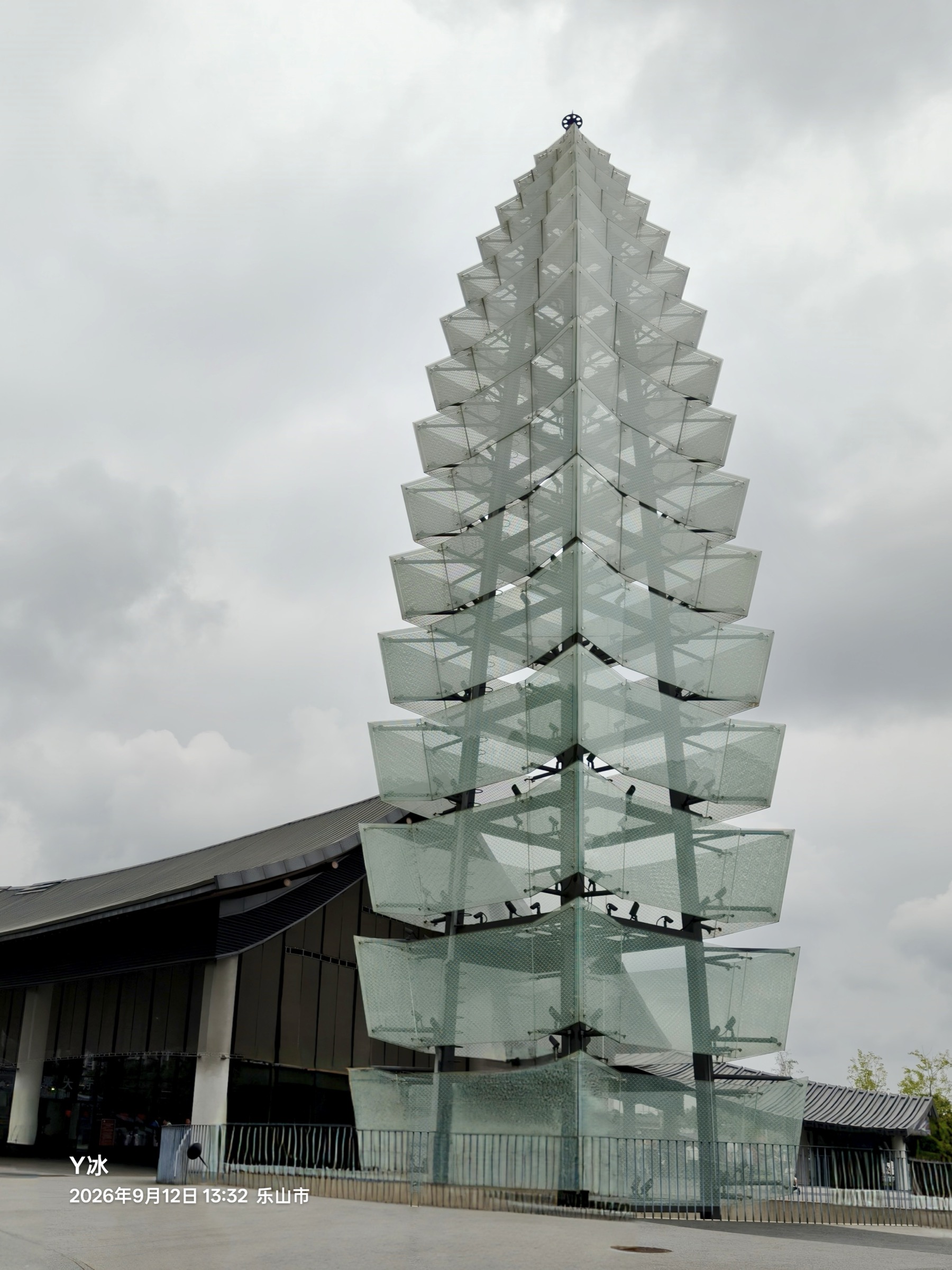 玻璃松樹造型建築