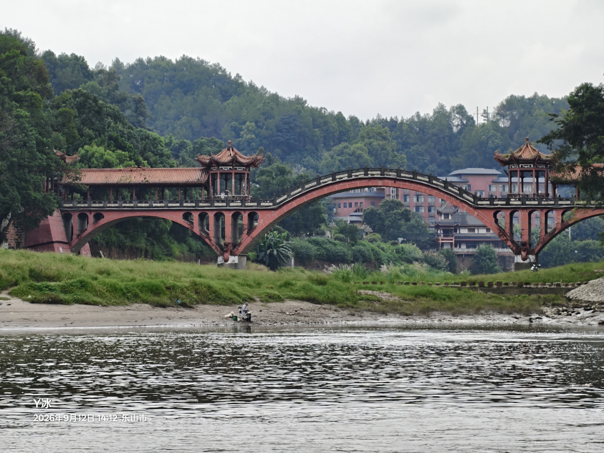 江畔紅色拱橋
